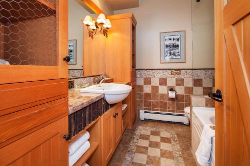 路易斯湖冰碛湖洛奇酒店的浴室配有盥洗盆、卫生间和浴缸。