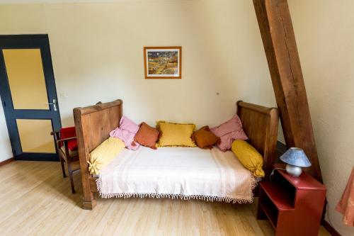 Gannay-sur-Loire布尔格区域酒店的一间卧室配有带枕头的床