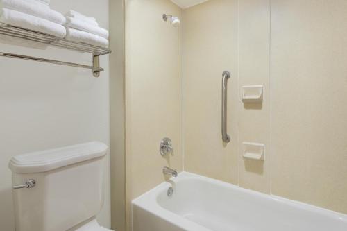 奥兰治堡奥兰治堡贝蒙特旅馆套房酒店的带淋浴、卫生间和浴缸的浴室
