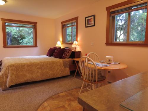 托菲诺Summerhill Guest House的一间卧室配有一张床和一张桌子