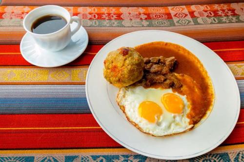 PujilíEl Aliso - Pujilí的鸡蛋和咖啡的盘子