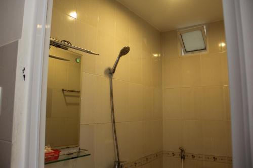 胡志明市Sai Gon River Hotel的带淋浴喷头的浴室