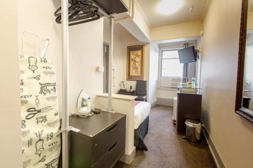 墨尔本城市广场汽车旅馆的一间医院间,配有床和水槽