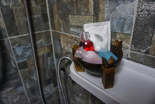 奥南海滩可可公寓度假村的浴室架上配有一瓶和牙刷