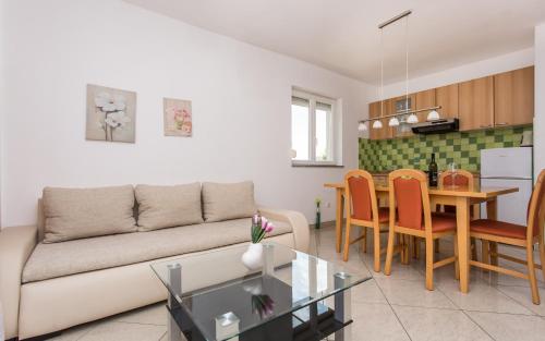 巴斯卡Apartments Kraljić I的客厅配有沙发和桌子