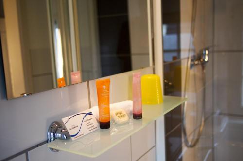 霍瓦赫特Das Ostseehotel的浴室架,配有2个牙刷和镜子