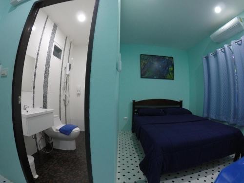奈扬海滩普吉岛百斯特特雷夫旅馆的一间蓝色的卧室,配有床、水槽和镜子