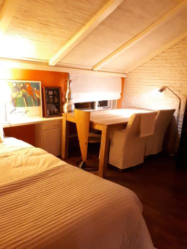 伊尔德帕特斯伍德Voorhuis的一间客房配有书桌和床,一间客房