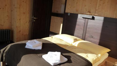 什平德莱鲁夫姆林克拉克诺索瓦迪尔纳“木屋”酒店的房间里的一张床位,上面有两条毛巾