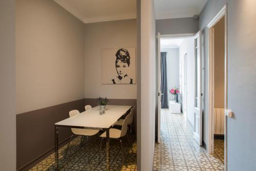 巴塞罗那巴塞罗那旅客酒店的一间带桌椅的用餐室