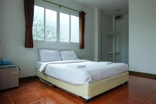 Khlung白排度假村 的一间卧室配有一张带窗户和淋浴的床。