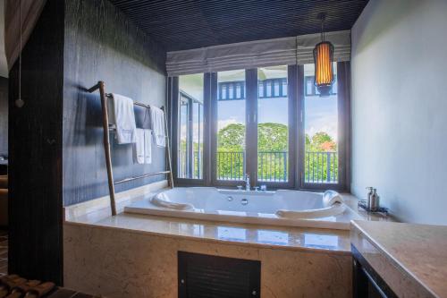 清迈阿兰塔拉河畔精品酒店- SHA Extra Plus的带浴缸和窗户的大浴室