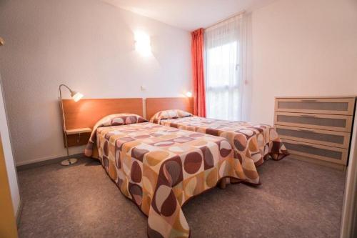 萨利耶德贝阿尔恩鲁伊小屋公寓的酒店客房设有两张床和窗户。