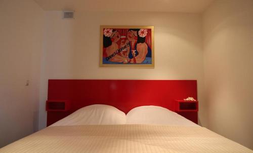 赞德沃特多朋博格经济客房住宿加早餐旅馆的卧室配有白色床和红色床头板