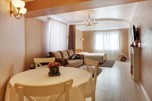 派蒂哥斯卡VIP квартиры на Московской by Sutki26的客厅配有桌子和沙发