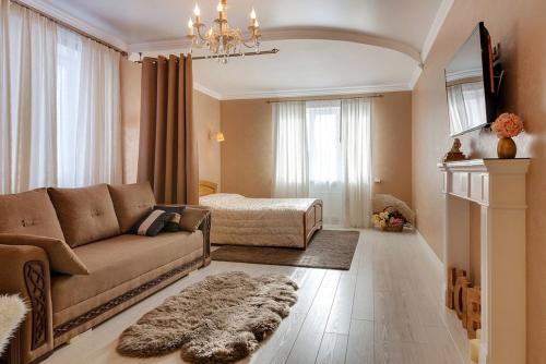 派蒂哥斯卡VIP квартиры на Московской by Sutki26的客厅配有沙发和1张床