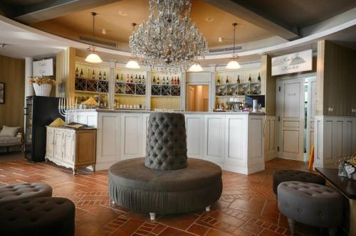 赫龙河畔日亚尔卢纳酒店的一个带酒吧的大厨房,酒吧配有吊灯