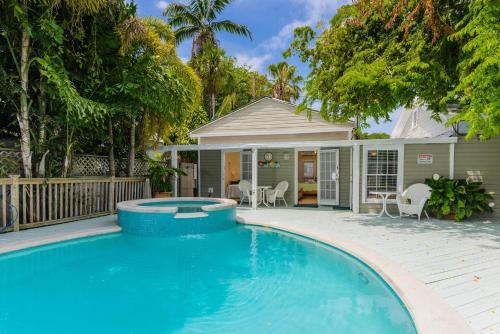 基韦斯特Key West Villas的房屋前的游泳池