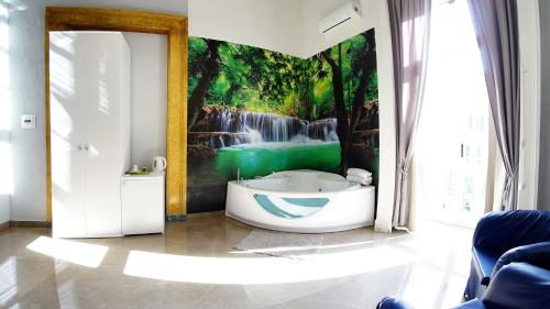 那不勒斯贝维雷洛套房旅馆的浴室设有浴缸绘画。