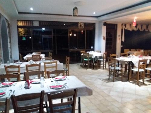 利昂尼迪翁马诺里斯迎宾旅馆的餐厅内带桌椅的用餐室