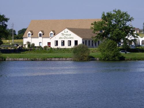 Mansigné拉铁勒斯奥立威酒店的湖畔的房屋