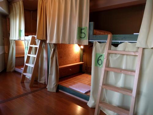 莫瑞涛蜜族背包客酒店客房内的一张或多张双层床