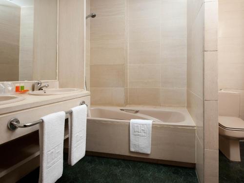 拉斯·罗萨斯·德·马德里Apartamentos TH Las Rozas的带浴缸、盥洗盆和卫生间的浴室