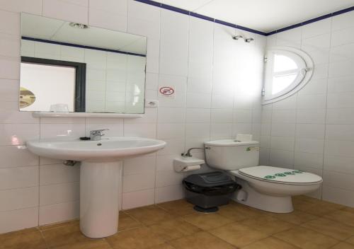 科尔多瓦科尔多瓦艾尔博古因图州文酒店的一间带水槽、卫生间和镜子的浴室