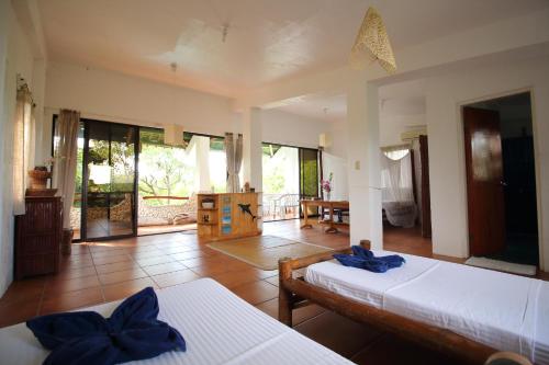 莫阿尔博阿蓝色兰花度假村的一间带两张床的卧室和一间