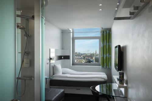 哥本哈根哥本哈根醒来酒店 - 卡斯滕尼布尔斯盖德的一个小浴室,配有床和窗户