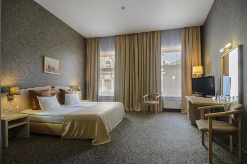 圣彼得堡第五角酒店的酒店客房,配有床和电视
