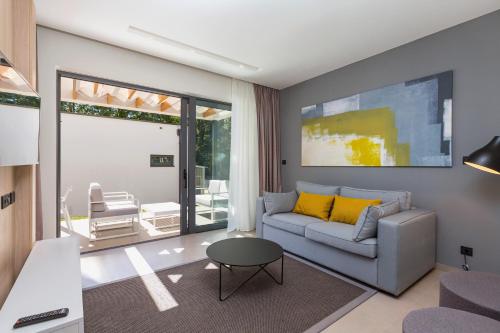 波雷奇Villas Park Plava Laguna的客厅配有沙发和桌子