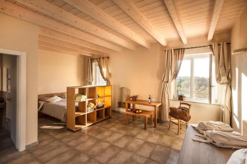 Cremolino玛格丽塔健康住宿加早餐旅馆的一间卧室配有一张床和一张书桌