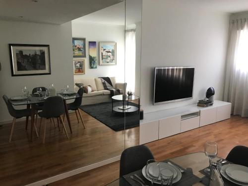 里斯本Luxury Apartment T2 - Saldanha的带沙发和电视的客厅