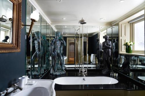 The Gore London - Starhotels Collezione的一间浴室
