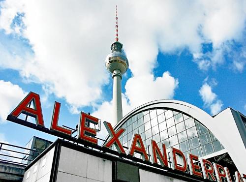 柏林Central Hackescher Markt的享有柏林电视塔和阿克伦标志的景色