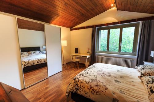CoglioVilla delle Palme的一间卧室设有两张床、一张桌子和一个窗口。