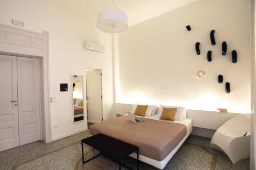 雷焦卡拉布里亚Re Ruggero Rooms的白色卧室配有床和沙发