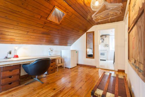 里斯本Bairrus Lisbon Apartments - Alfama III的厨房配有书桌和冰箱。