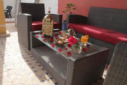 索维拉埃托伊尔德莫加多尔摩洛哥传统庭院住宅的客厅配有桌子、沙发和椅子