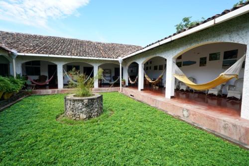 格拉纳达阿卡德诺旅馆的庭院,带吊床和草地