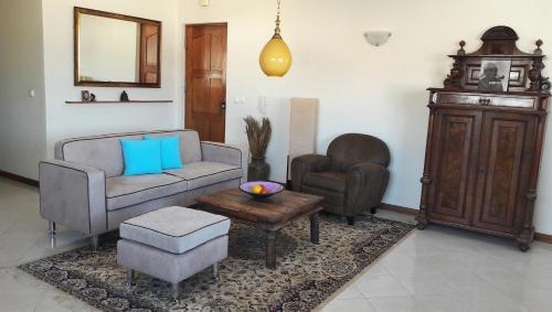 明德卢Bouganville的客厅配有沙发、椅子和桌子