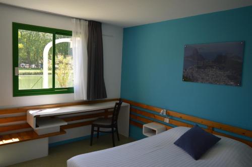 阿杜尔河畔艾尔纳图拉酒店的客房设有两张床、一张桌子和一个窗户。