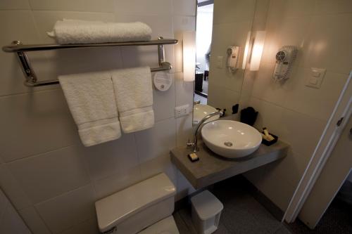 蒂拉维瓦普诺广场酒店的一间浴室
