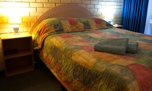 埃斯佩兰斯埃斯佩兰斯海滨度假酒店的一间卧室配有一张带五颜六色棉被的床