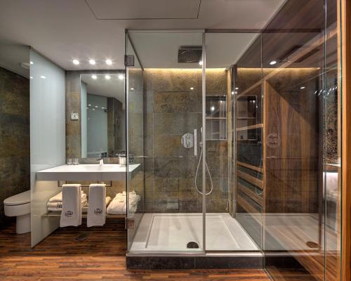 巴塞罗那Hotel Gran Derby Suites, a Small Luxury Hotel of the World的带淋浴和盥洗盆的浴室
