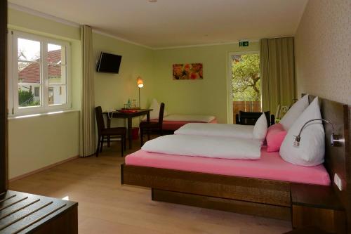 WeilheimGret-Stube的酒店客房设有两张床和一张桌子