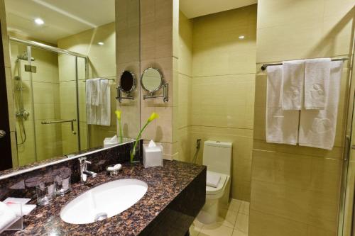 Ramada by Wyndham Manila Central的一间浴室