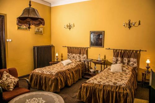 沙莫图维巴博哈夫科宫酒店的酒店客房,配有两张床和椅子