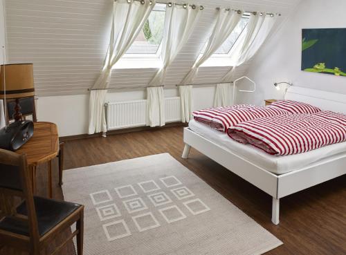 Wachtendonkfewo-wachtendonk的一间卧室设有一张床和一个大窗户